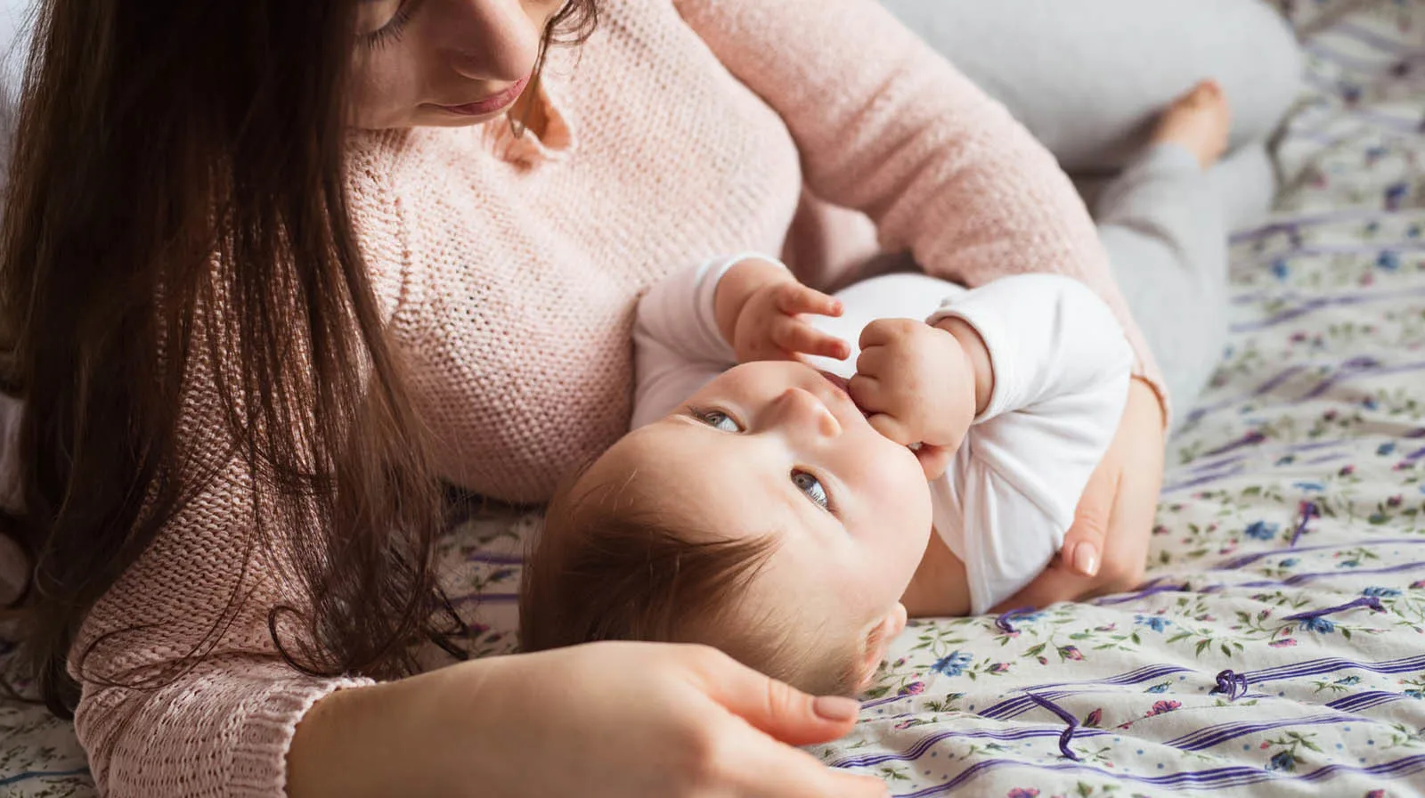 Mutter kuschelt mit Baby Mutter kuschelt liebevoll mit ihrem Baby