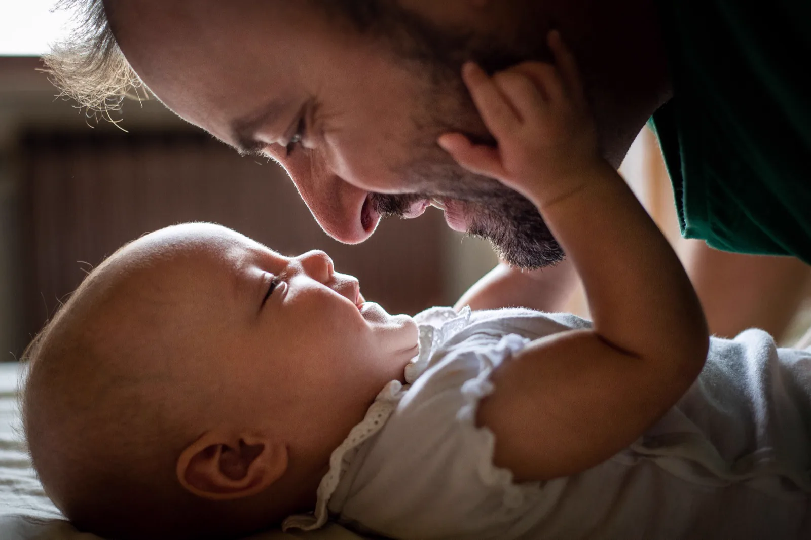 Vater und Baby Vater und Baby lachen sich Nase an Nase an